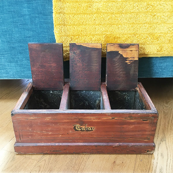 Boite à tabac en bois comprenant 3 compartiments en marbre qui peut servir pour le rangement