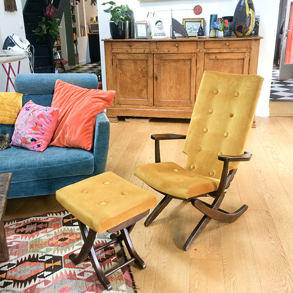 Jolie paire de fauteuils réglables et ottoman jaune moutarde style vintage