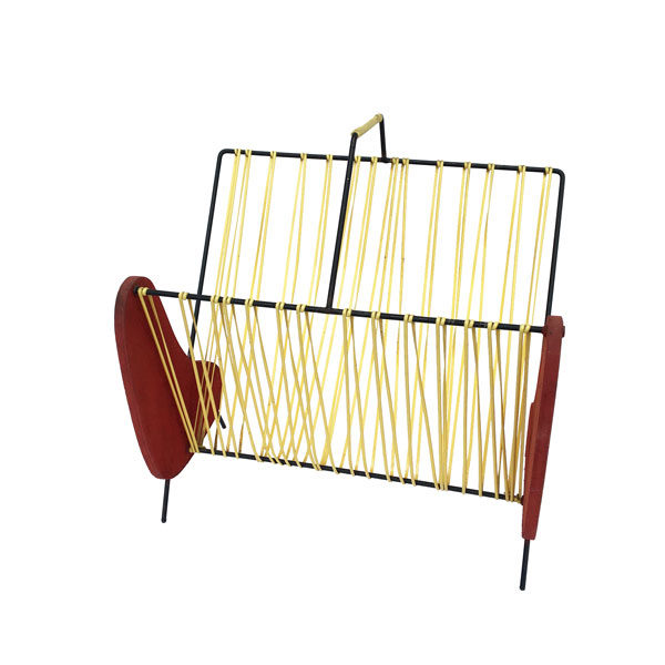 Porte-revues en métal noir, bois et scoubidou des années 50-60