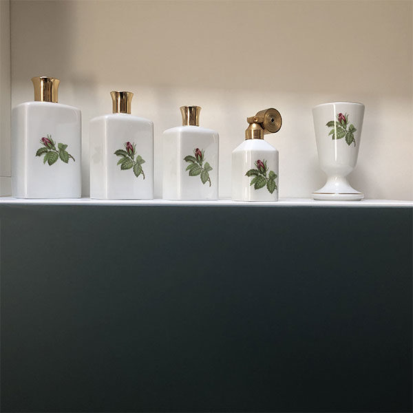 Lot de flacons de parfum, vaporisateur et timbale en rose vert et blanc idéale pour une touche vintage de votre salle de bain - Brocante Eshop Madame M