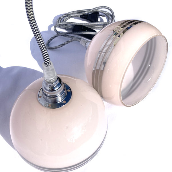 Une jolie paire de baladeuses boules de couleur rose pâle avec trois liserés argent