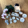 Très joli petit lot de dînettes anciennes en porcelaine et faïence, comprenant plusieurs modèles