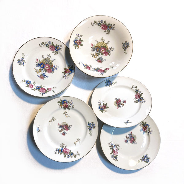 Assiettes à dessert en porcelaine de Limoges, au décor de bouquets de fleurs, accompagnées de son saladier.