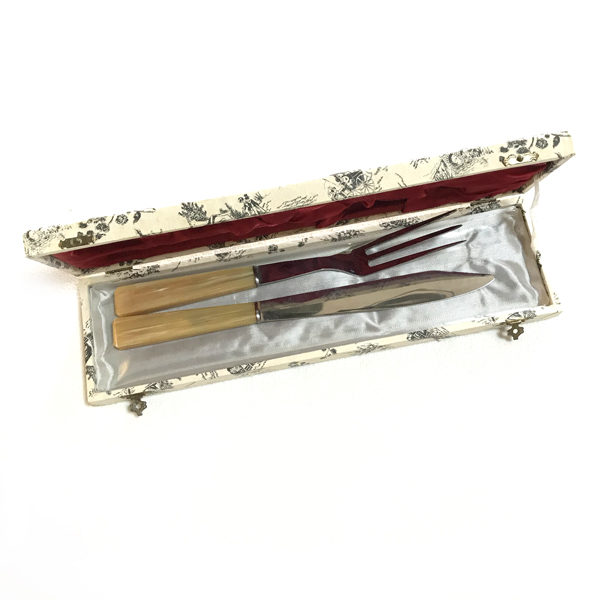 Coffret de service avec couteau et fourchette à découper. Ligne design vintage intéressante pour une jolie table.