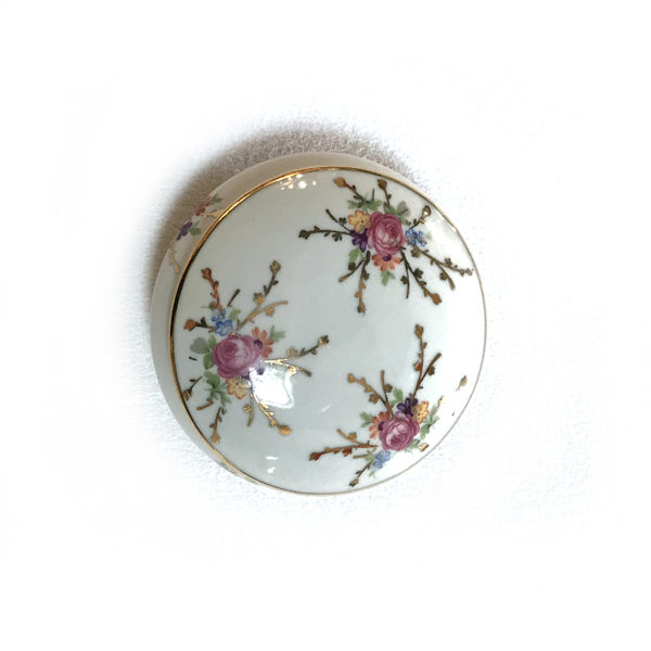 Une bonbonnière toute mignonne, ronde et fleurie, signée La Ste Uzienne - Ste Uze - Drôme -