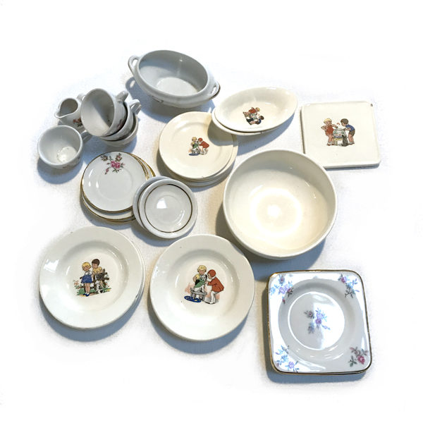 Très joli petit lot de dînettes anciennes en porcelaine et faïence, comprenant plusieurs modèles