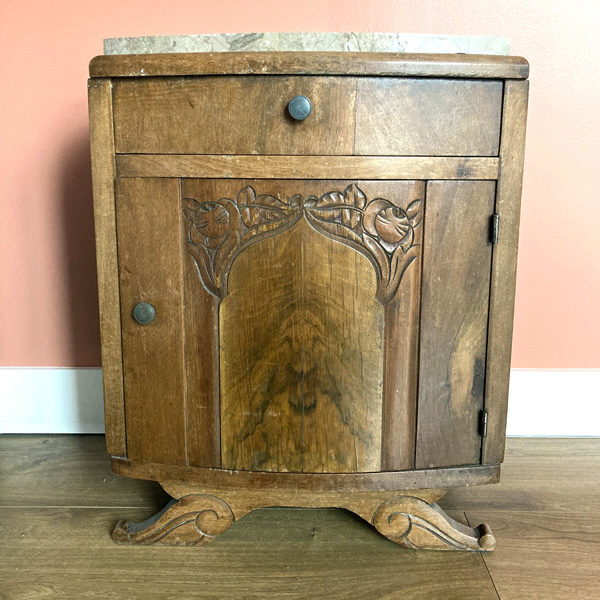 Table de nuit / de chevet vintage en bois avec un plateau en marbre brun impeccable
