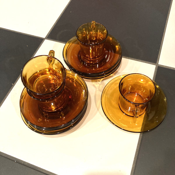 Set de 12 tasses et soucoupes en verre ambré Duralex, en parfait état. Vaisselle 100% années 70-80