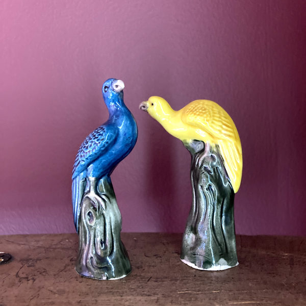 Rare paire d’oiseaux en faïence vernissée