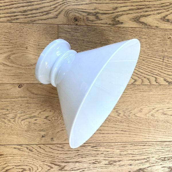 Ancien abat-jour en opaline blanche