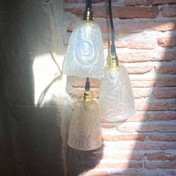 Trois tulipes d'une suspension art déco transformées en baladeuses !