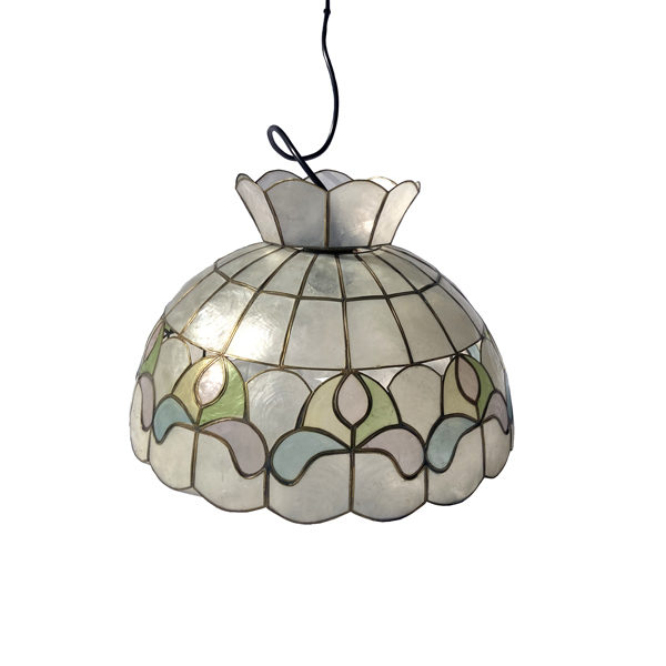 Une jolie suspension vintage aux teintes douces et neutres, en nacre et en laiton