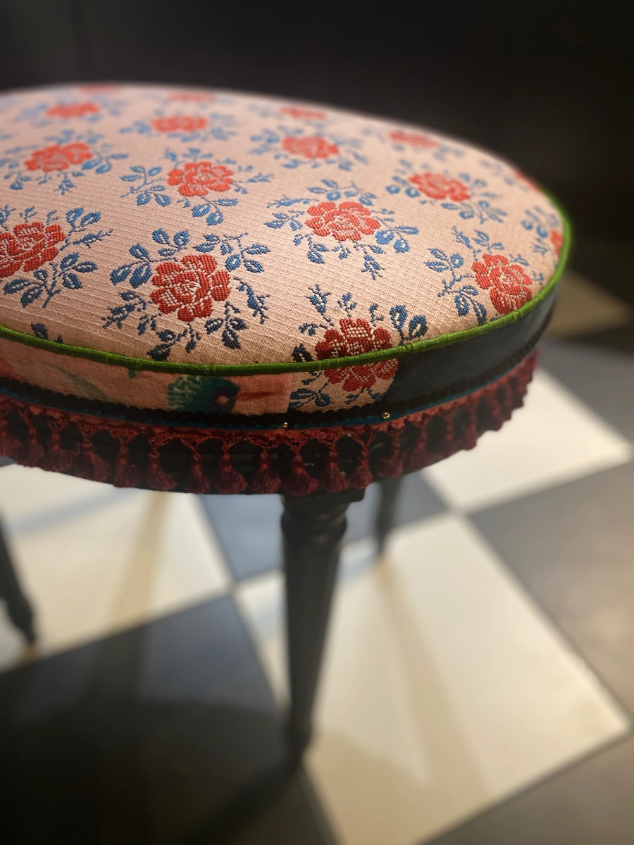 refection-siege-traditionnel-contemporaine-rouges-grenat Tabouret ovale Louis XVI restauré en tapisserie traditionnelle - style Gipsy. rougesgrenat