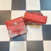 Jolies sacoches rouges, complètement vintage, un peu rock'n'roll, pour vos balades en vélo. rougesgrenat