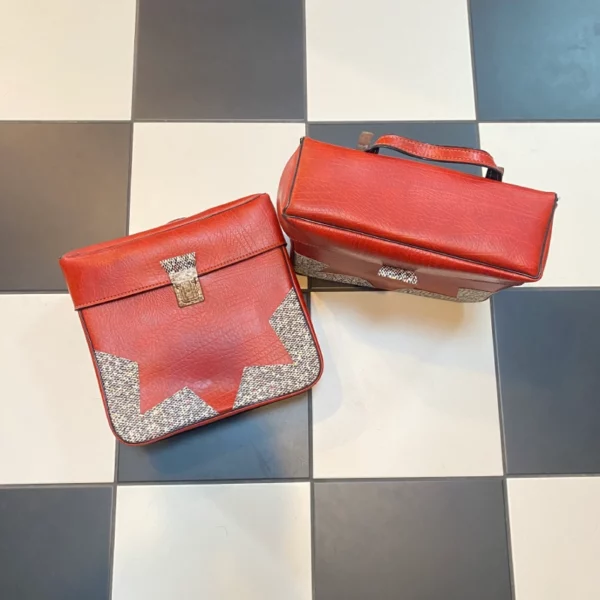 Jolies sacoches rouges, complètement vintage, un peu rock'n'roll, pour vos balades en vélo. rougesgrenat