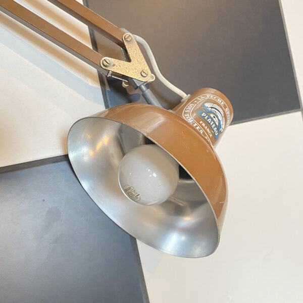 Lampe de bureau d'architecte articulée des années 60-70, couleur Moka. Fabrication allemande. Les 2 bras, comme le réflecteur sont articulés.