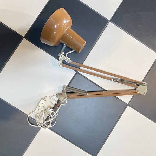 Lampe de bureau d'architecte articulée des années 60-70, couleur Moka. Fabrication allemande. Les 2 bras, comme le réflecteur sont articulés.