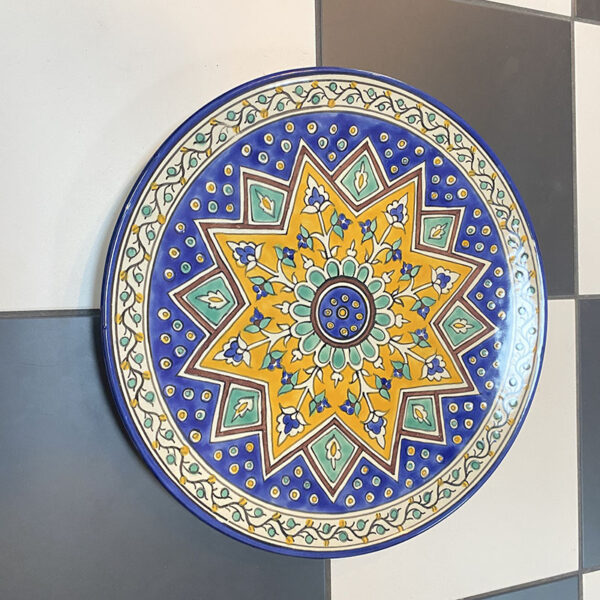 Grande assiette orientale en céramique. Travail artisanal. Rougesgrenat
