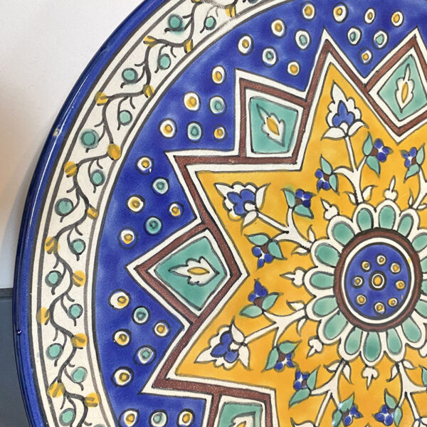 Grande assiette orientale en céramique. Travail artisanal. Rougesgrenat