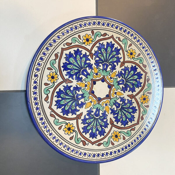 Grande assiette orientale en céramique. Travail artisanal. Rougesgrenat