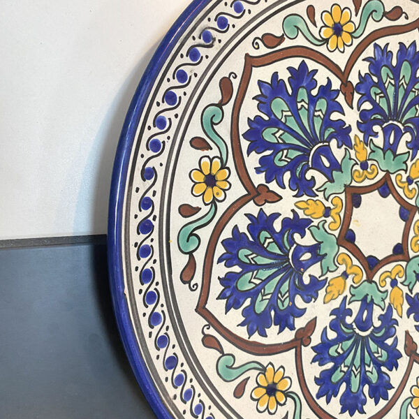 Grande assiette orientale en céramique. Travail artisanal. Rougesgrenat