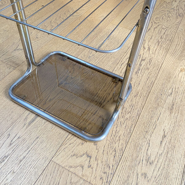 Table d'appoint en métal chromé et verre fumé, années 70, vintage, détail pied