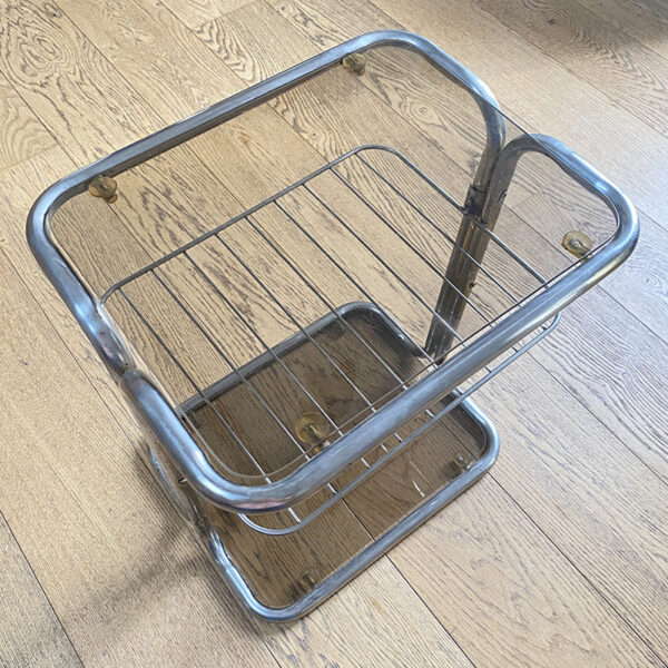 Table d'appoint en métal chromé et verre fumé, années 70, vintage, avec petite étagère