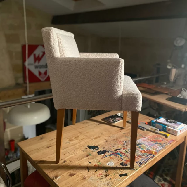 Réfection d’un fauteuil de restaurant… gabarit d’essai pour une suite à donner… je croise les doigts ! 🤞🏻
Il y a des rencontres qui nous surprennent, des discutions que nous n’aurions jamais imaginées, des craintes qui nous submergent et des challenges que l’on accepte… 
Il y a surtout des mains qui osent, essaient, défont, recommencent et confectionnent sans relâche jusqu’à atteindre le résultat escompté !
.
.
.
#tapisserie #tapisseriesiège #restaurant #food #foodstagram #chair #design #bouclette #tissu #contemporain #siege #couture #coudre #gabarit #meet #refection #restaurationmeubles #rougesgrenat #brocante #vintage #leognan #bordeaux #bordeauxmaville