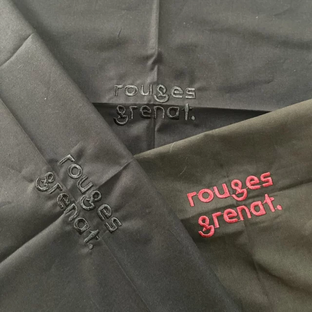 Rouges Grenat brodé en noir, en rouge, ou selon la couleur de votre choix ! Signe que des fauteuils sont en cours de finition !
Un partenariat avec @broderiefkreation qui a une quantité incroyable de fils plus beaux les uns que les autres, pour toutes vos envies et pour tous les styles de broderies ! N’hésitez pas à le contacter !
.
.
.
#rougesgrenat #tapisserie #tapisseriedameublement #fauteuil #chaise #ameublement #cannage #upholstery #deco #broderie #broderiepersonnalisée #brocante #brocanteenligne #partenariat #colours #fils #lovemyjob #bordeaux #leognan #arcachon #capferret #decoration #vintage