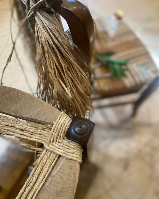 Initiation au rempaillage brut avec utilisation de raphia naturel… Une journée, bien trop court, mais comme cela m’a plu et qu’il y a une multitude de possibilités de jeux de couleurs avec la paille (chaise @denisguerin.france), c’est une formation que je garde en tête… 
.
.
.
#rempaillage #rempaillagepolychrome #polychromie #paille #initiation #artisan #artisanat #artisanatfrançais🇫🇷 #cannage #upholsterer #tapisserie #siege #fauteuil #chaise #tetedelit #ameublement #deco #decoration #archilover #abatjour #formation #technique #vieuxmetiers #bordeaux #leognan #arcachon #capferret #bassinarcachon #gironde