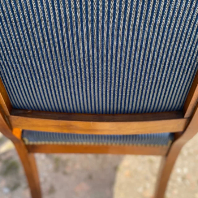 Entoilage (dossier arrière) et dossier avant clouté ! 
La joie d’aligner les rayures du tissu Tonkin @casaltissus aux bois du dossier de ce fauteuil Restauration ! 
Et ce bleu, une merveille !
.
.
.
#tapisserie #tapisseriesiège #ameublement #decoration #deco #diy #tissu #tissuaddict #blue #aesthetic #restauration #dossier #vintage #artisan #artisantfrançais #art #rougesgrenat #cannage #rayures #color #bordeaux #leognan #bassindarcachon💙 #lovemyjob