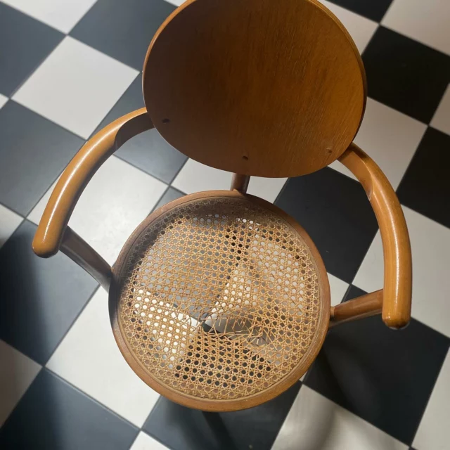 Réception, dégarnissage, façonnage avec teinte, livraison
Une histoire d’assise en réfection de cannage serti…

Vous avez des assises à refaire en cannage traditionnel ou cannage serti ? Vous habitez à Bordeaux ou alentours ? Téléphonez-moi ! 
Toutes les infos sur www.rougesgrenat.fr 
.
.
.
#cannage #tapisserie #assisecannée #vintage #breuer #baumann #thonet #chairs #assise #chaise #fauteuil #tressage #tissage #refection #restauration #teinte #atelier #upholstery #brocante #leognan #bordeaux #arcachon #capferret