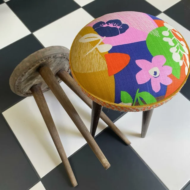 Avant / Après d’un petit tabouret chiné en Corrèze… 
Entre un fauteuil Louis-Philippe, deux fauteuils Restauration, un Voltaire et deux chaises à canner, j’avais besoin d’une petite bouffée « créativité » & « couleurs » ! J’ai laissé libre cours avec ce que j’avais à la maison… 
Je les adore, j’en ai quatre et ils sont à vendre !

👉🏻 Prochainement sur le eshop de Rouges Grenat : www.rougesgrenat.shop
.
.
.
#eshop #eshopbrocante #brocante #brocanteenligne #tapisserie #tapisseriesiège #ameublement #deco #decohome #petitmobilier #tabouret #correze #assise #chaise #fauteuil #colors #fantaisie #peps #creation #decoration #bordeaux #bassinarcachon #capferret #leognan